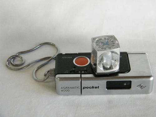 Vintage Agfamatic 4000 pocket camera in pouch with 2 Magicube flashes - @ CRAZY R1 start
