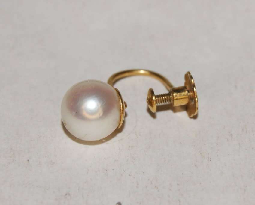 9ct Gold and Pearl Earring (1g) @ CRAZY LOW R1 START