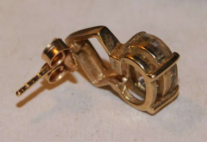 Pair of 9ct Gold Earrings with Saffire/ CZ? Stones with Butterflies (2.4g) @ CRAZY LOW R1 START