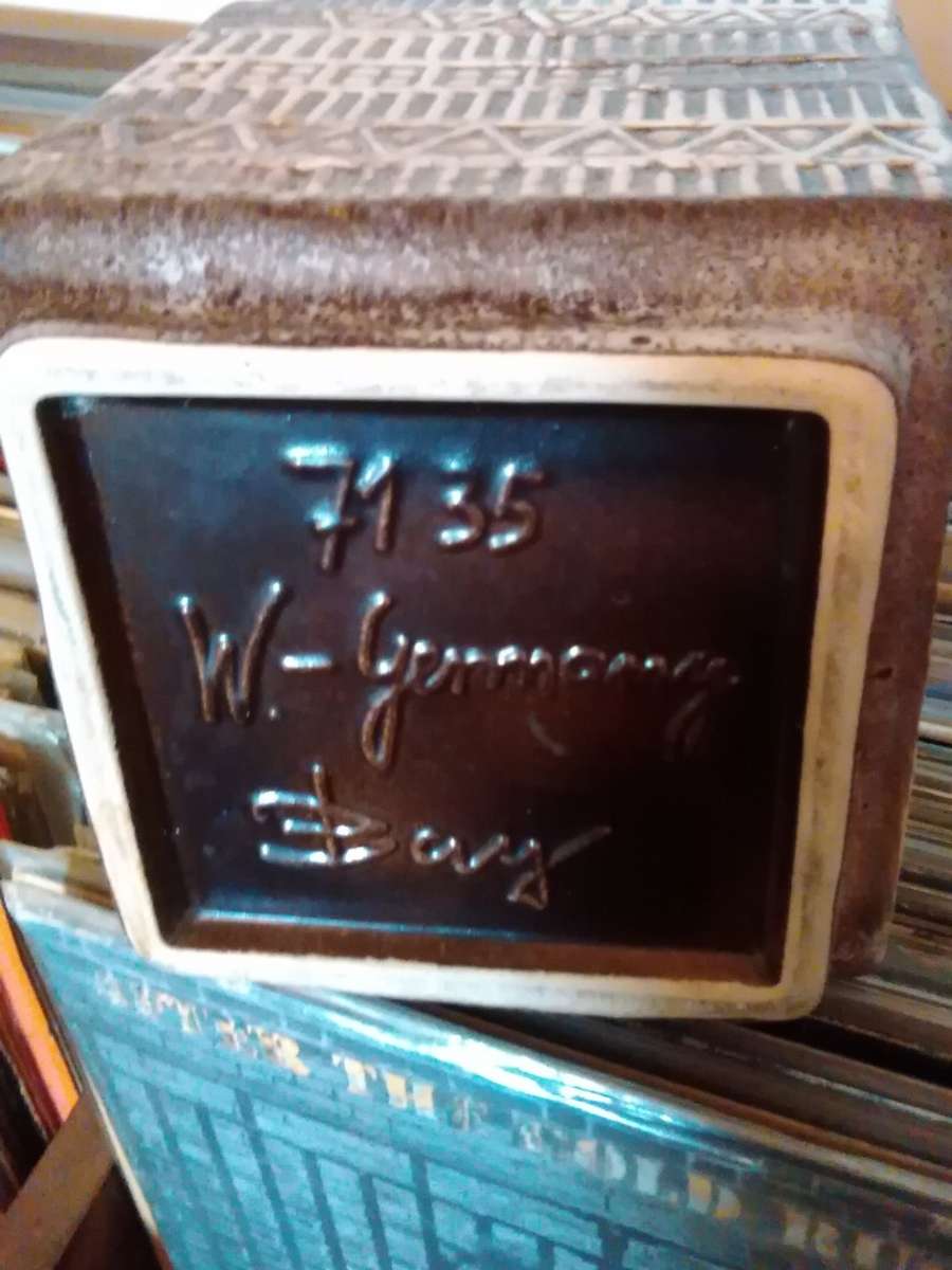 W- GERMAN Bay vase 7135 in excellent condition