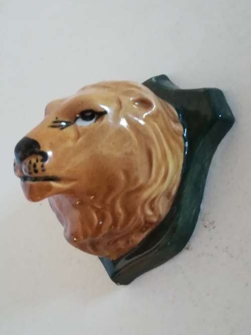 Small Lucia ware lion head approx.8x8cm and 7cm high