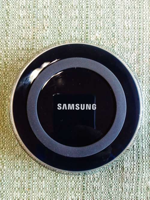 $$$FREE SHIPPING$$$ SAMSUNG WIRELESS CHARGER WITH BOX,IN EXCELLENT CONDITION. HARDLY USED