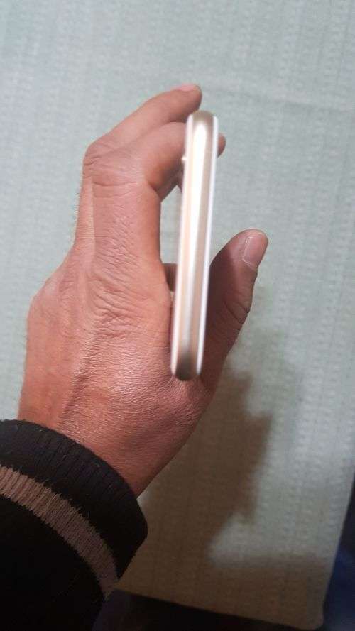 iPhone 6S 64GB, 10/10,GOLD/WHITE,CHARGER,USB CABLE,EARPHONES,LOCAL,MINT CONDITION