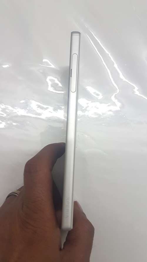 SONY EXPERIA Z5(BIG),SILVER,LOCAL,10/10 WITH USB CABLE AND CHARGER,