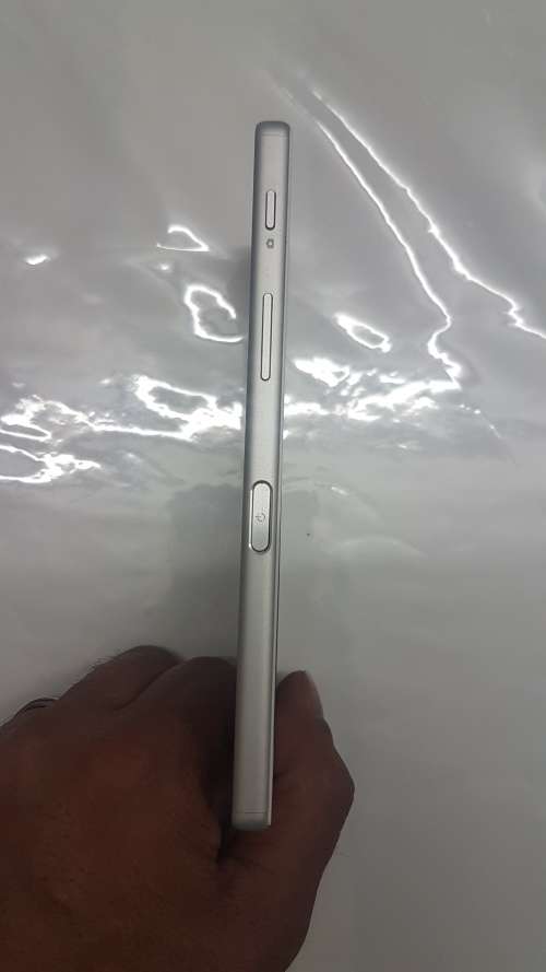 SONY EXPERIA Z5(BIG),SILVER,LOCAL,10/10 WITH USB CABLE AND CHARGER,