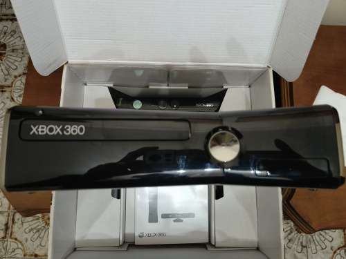 XBOX 360 SPECIAL EDITION WITH KINECT, 250GB, 3 X GAMES, USED FOR 1 WEEK,9.9/10 CONDITION.