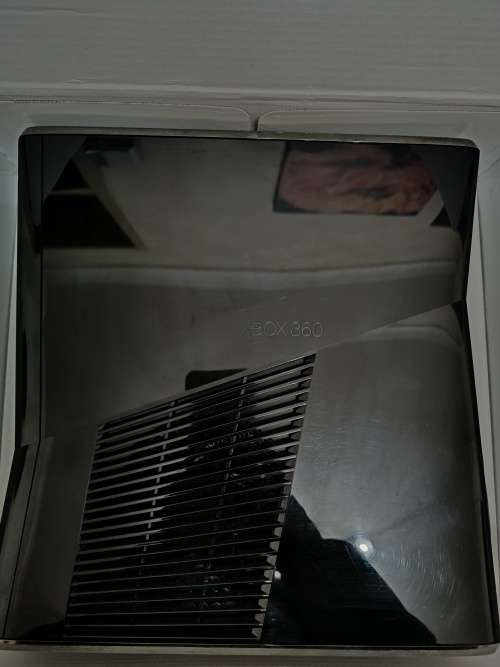 XBOX 360 SPECIAL EDITION WITH KINECT, 250GB, 3 X GAMES, USED FOR 1 WEEK,9.9/10 CONDITION.