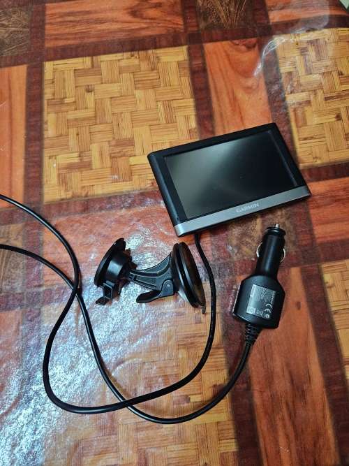 GARMIN NUVI 2597 NAVIGATION WITH WINDSCREEN MOUNT AND CAR CHARGER.
