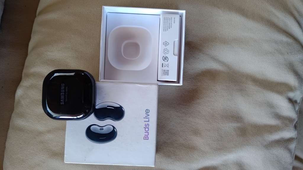 SAMSUNG BUDS LIVE, EXCELLENT CONDITION, COMPLETE, MYSTIC BLACK