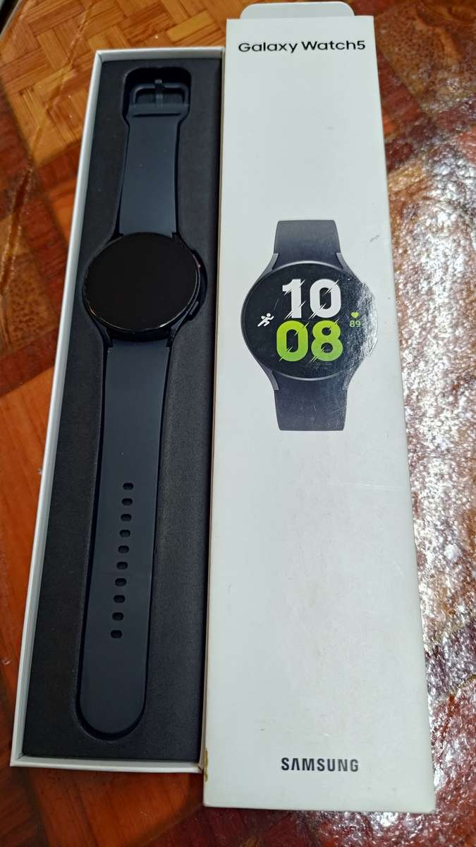 SAMSUNG WATCH 5 44MM LTE, GRAPHITE,BOX AND CHARGER.