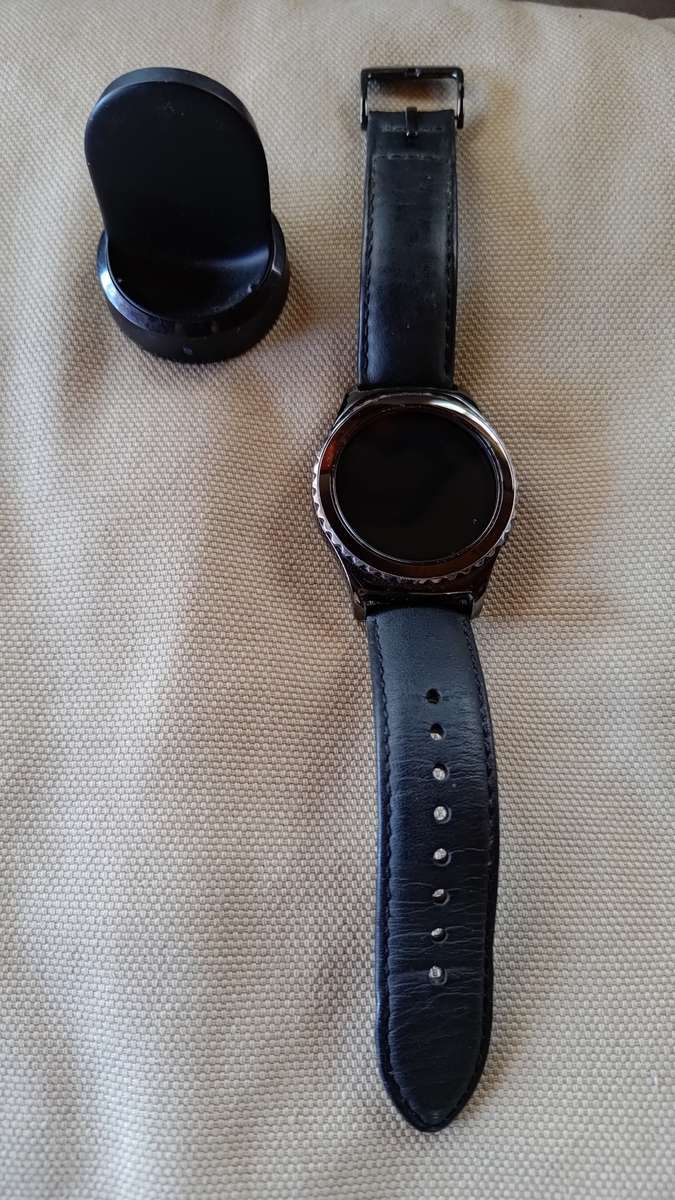 SAMSUNG GEAR S2 CLASSIC 42MM, BLACK WITH CHARGER.