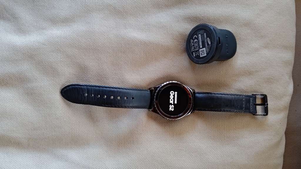 SAMSUNG GEAR S2 CLASSIC 42MM, BLACK WITH CHARGER.