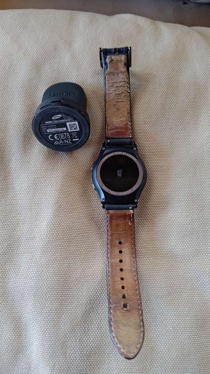 SAMSUNG GEAR S2 CLASSIC 42MM, BLACK WITH CHARGER.