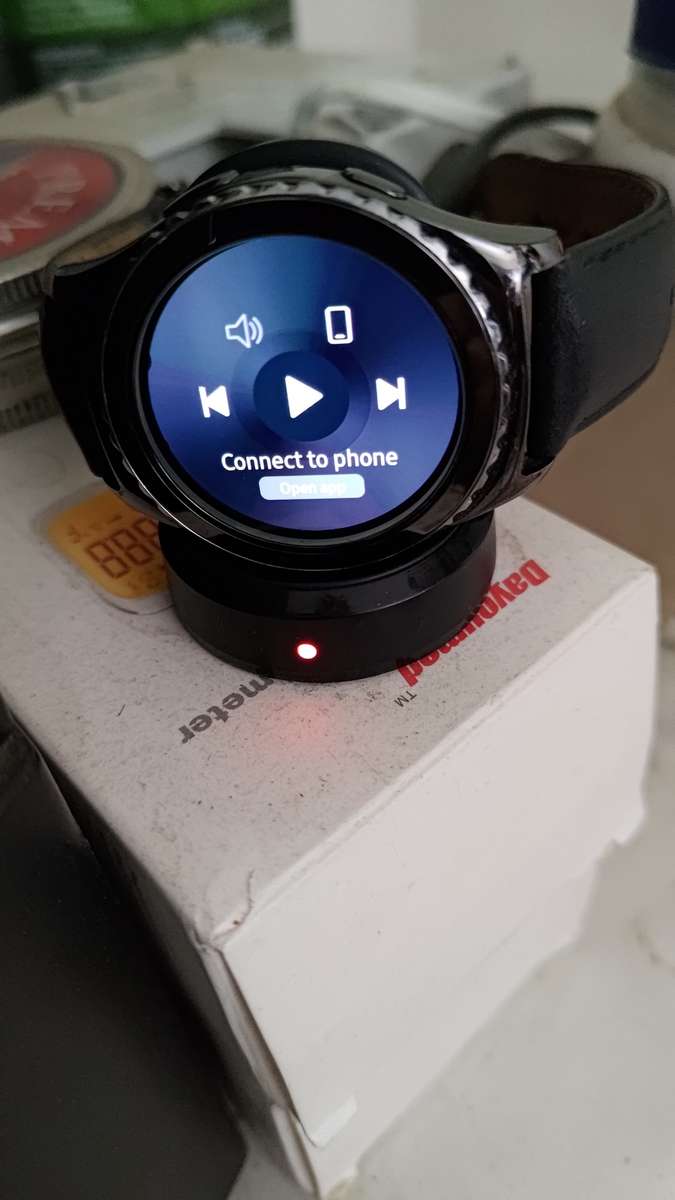 SAMSUNG GEAR S2 CLASSIC 42MM, BLACK WITH CHARGER.