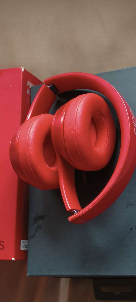 BEATS SOLO2 WIRELESS,RED,BOX, EXCELLENT CONDITION. BRAND NEW EAR PADS JUST FITTED AND NEVER USED.