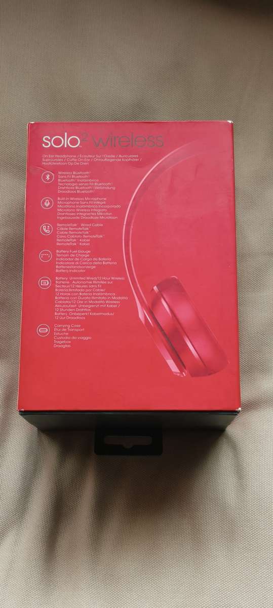 BEATS SOLO2 WIRELESS,RED,BOX, EXCELLENT CONDITION. BRAND NEW EAR PADS JUST FITTED AND NEVER USED.