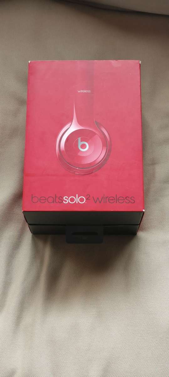 BEATS SOLO2 WIRELESS,RED,BOX, EXCELLENT CONDITION. BRAND NEW EAR PADS JUST FITTED AND NEVER USED.
