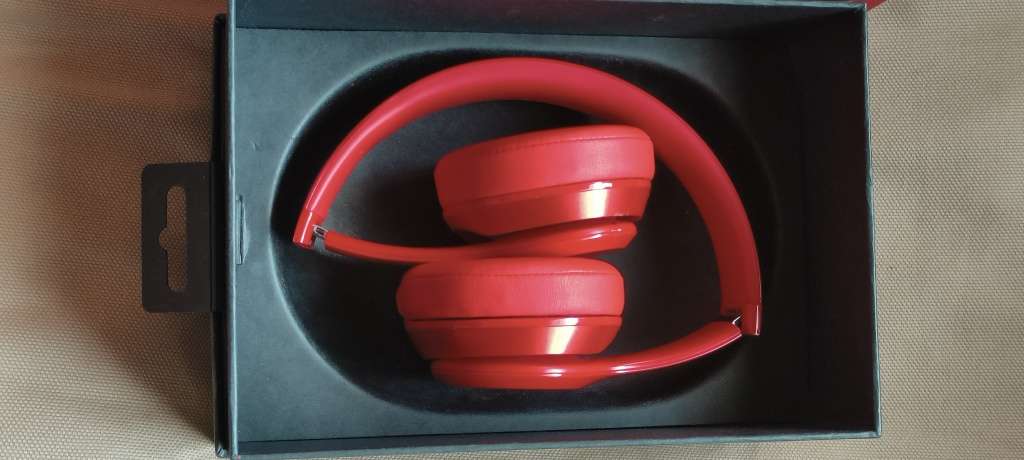 BEATS SOLO2 WIRELESS,RED,BOX, EXCELLENT CONDITION. BRAND NEW EAR PADS JUST FITTED AND NEVER USED.