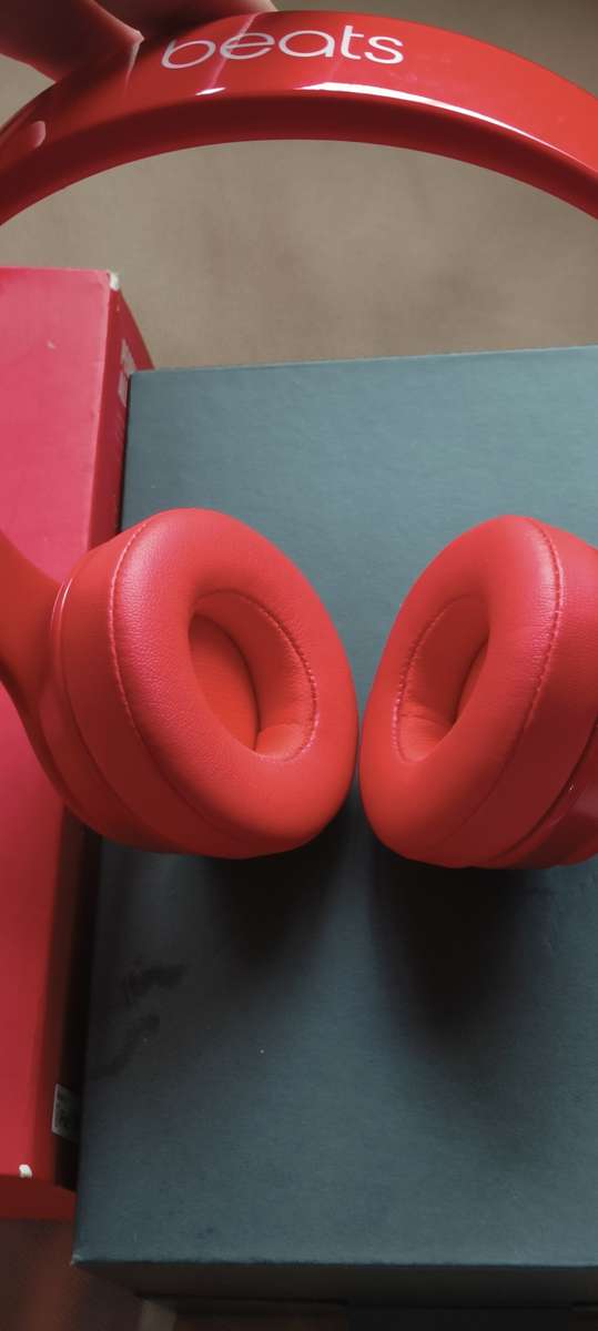 BEATS SOLO2 WIRELESS,RED,BOX, EXCELLENT CONDITION. BRAND NEW EAR PADS JUST FITTED AND NEVER USED.