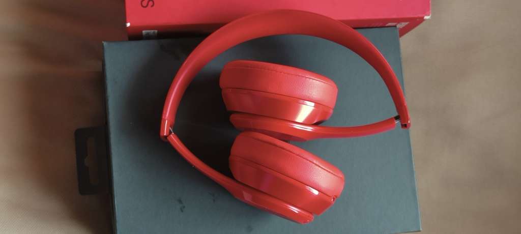 BEATS SOLO2 WIRELESS,RED,BOX, EXCELLENT CONDITION. BRAND NEW EAR PADS JUST FITTED AND NEVER USED.