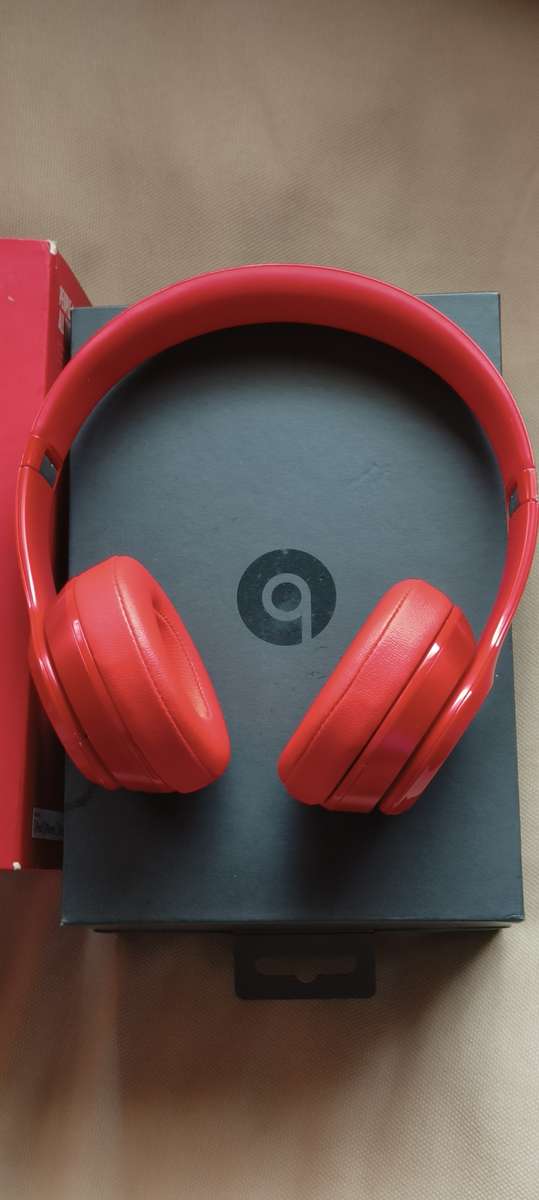 BEATS SOLO2 WIRELESS,RED,BOX, EXCELLENT CONDITION. BRAND NEW EAR PADS JUST FITTED AND NEVER USED.
