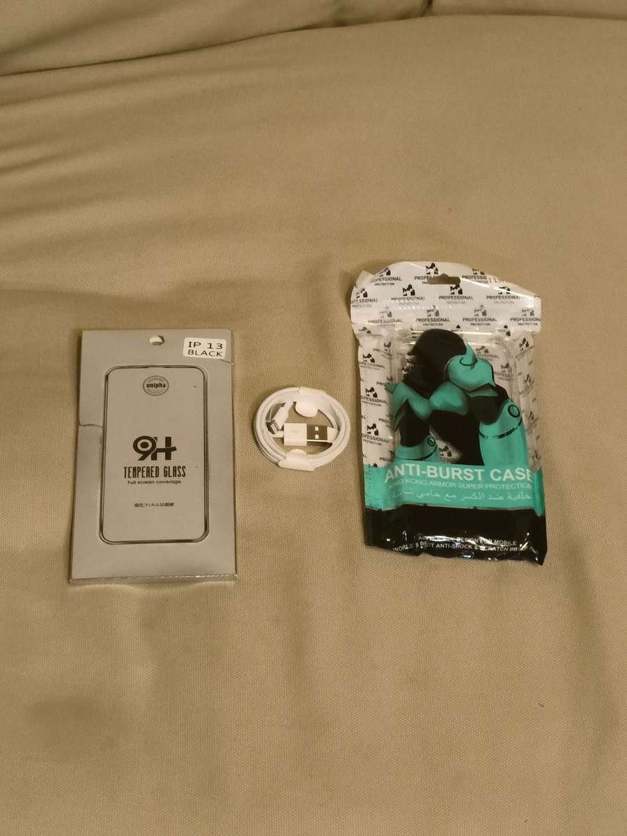 iPHONE 13 PRO 1TB, CABLE, NEW GLASS PROTECTOR AND NEW POUCH. 9.9/10