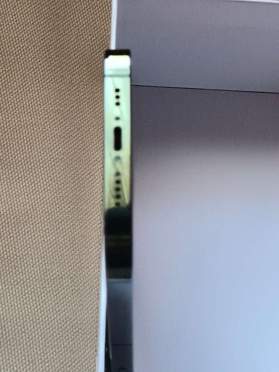 iPHONE 13 PRO 1TB, CABLE, NEW GLASS PROTECTOR AND NEW POUCH. 9.9/10