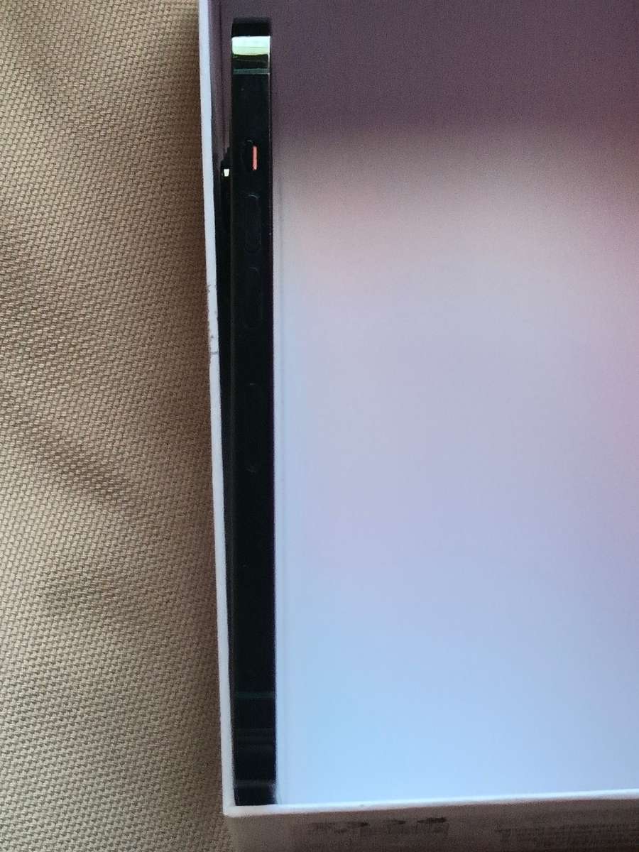 iPHONE 13 PRO 1TB, CABLE, NEW GLASS PROTECTOR AND NEW POUCH. 9.9/10