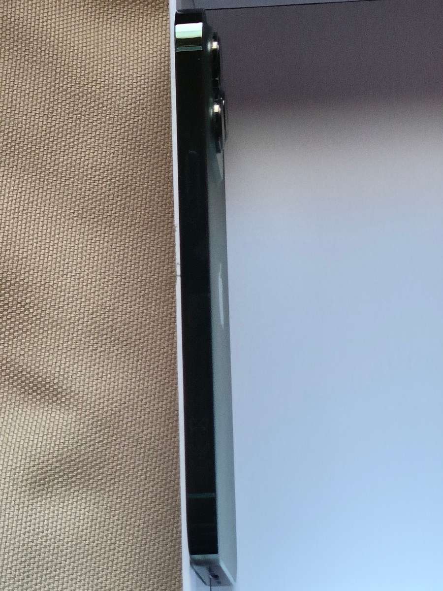 iPHONE 13 PRO 1TB, CABLE, NEW GLASS PROTECTOR AND NEW POUCH. 9.9/10