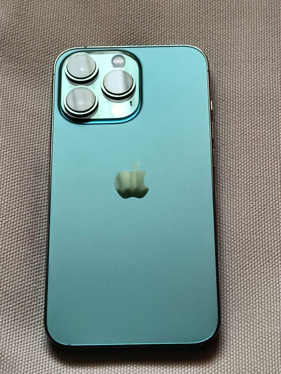 iPHONE 13 PRO 1TB, CABLE, NEW GLASS PROTECTOR AND NEW POUCH. 9.9/10