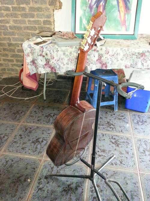 Yamaha Solid Spruce Classical Guitar (CG150SA) incl Stand.