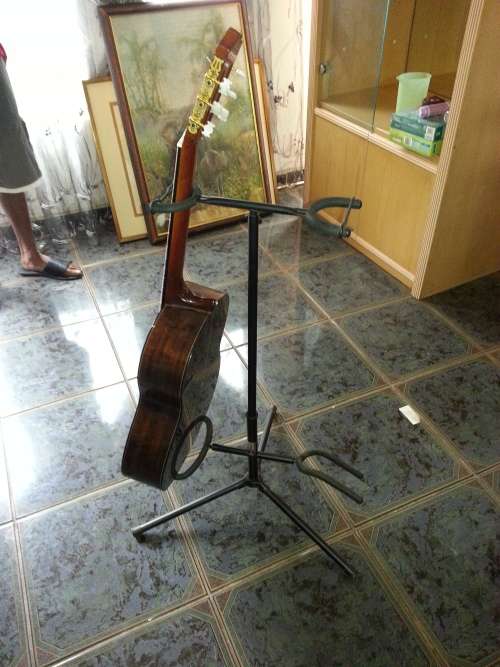 Yamaha Solid Spruce Classical Guitar (CG150SA) incl Stand.