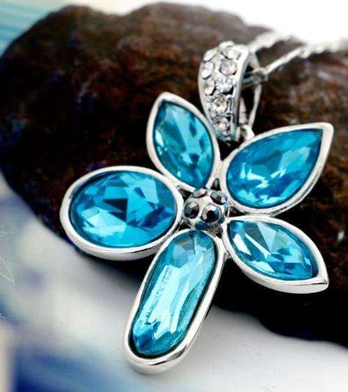 LOCAL STOCK  MADE WITH SWAROVSKI ELEMENTS  CRYSTAL STLYE  NECKLACE PENDANTS