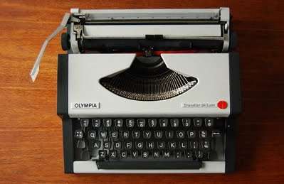 Olympia Traveller De-Luxe Typewriter - Pristine Working Condition with carry case. See description.