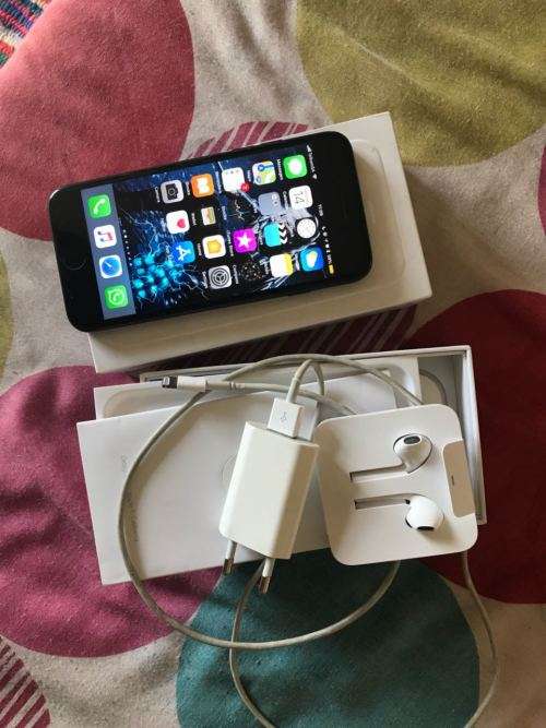 iPhone 7 matte black 32GB with fine crack on screen (GREAT condition)