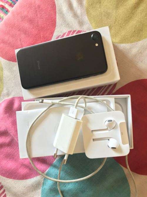 iPhone 7 matte black 32GB with fine crack on screen (GREAT condition)