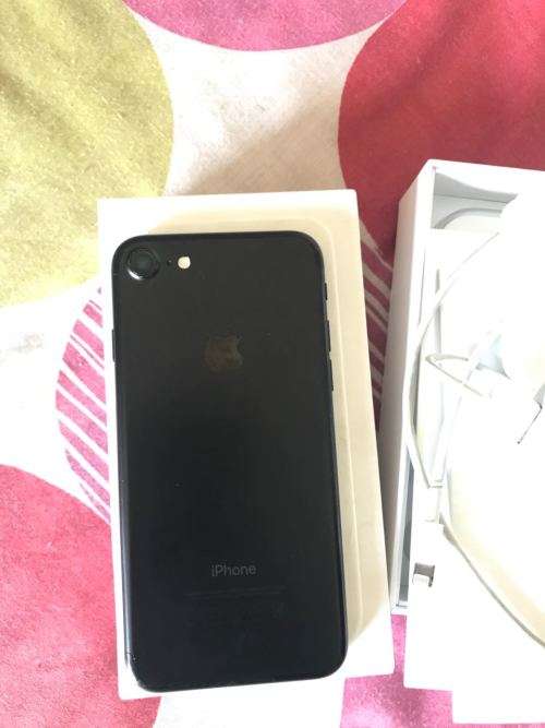 iPhone 7 matte black 32GB with fine crack on screen (GREAT condition)
