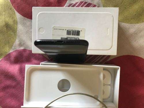 iPhone 7 matte black 32GB with fine crack on screen (GREAT condition)