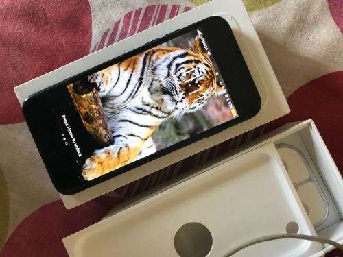 iPhone 7 matte black 32GB with fine crack on screen (GREAT condition)