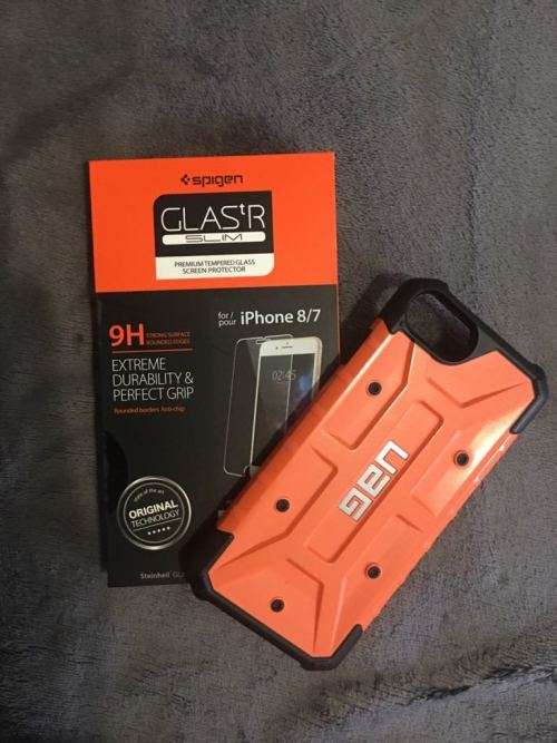 iPhone 7 matte black 32GB with fine crack on screen (GREAT condition)