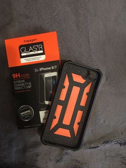 iPhone 7 matte black 32GB with fine crack on screen (GREAT condition)