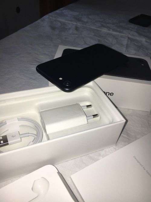 iPhone 7 Matte Black(32GB capacity) *EXCELLENT CONDITION * 9.5/10, comes with BOX and ACCESSORIES