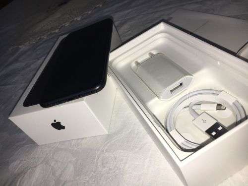 iPhone 7 Matte Black(32GB capacity) *EXCELLENT CONDITION * 9.5/10, comes with BOX and ACCESSORIES