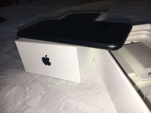 iPhone 7 Matte Black(32GB capacity) *EXCELLENT CONDITION * 9.5/10, comes with BOX and ACCESSORIES