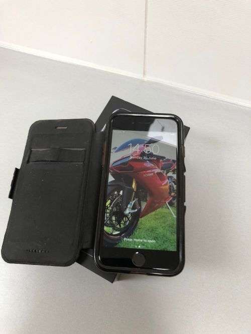 iPhone 7 Jet Black(128GB capacity) *EXCELLENT CONDITION * 9/10, comes with BOX and ALL ACCESSORIES