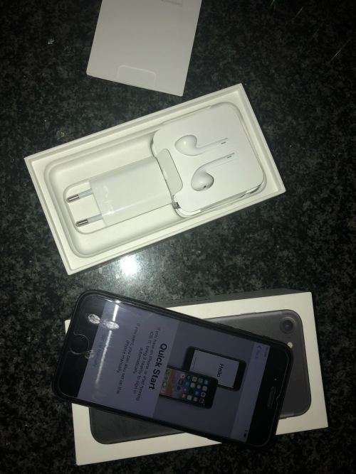 iPhone 7 Matte Black(128GB capacity) *PRESTINE CONDITION * 8/10, comes with BOX and all ACCESSORIES