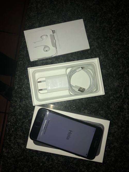 iPhone 7 Matte Black(128GB capacity) *PRESTINE CONDITION * 8/10, comes with BOX and all ACCESSORIES