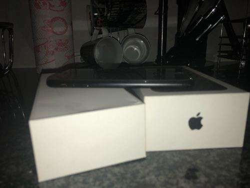 iPhone 7 Matte Black(128GB capacity) *PRESTINE CONDITION * 8/10, comes with BOX and all ACCESSORIES