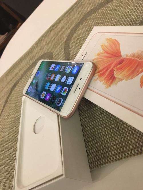 iPhone 6S Rose Gold (64GB capacity) *EXCELLENT CONDITION * 9/10, comes with BOX and charger