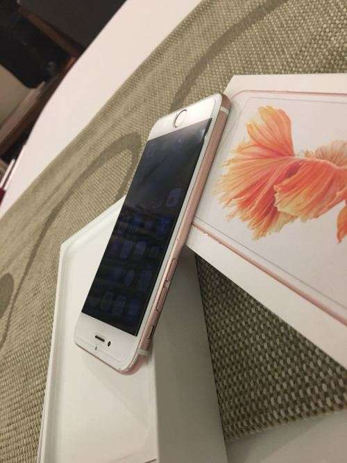 iPhone 6S Rose Gold (64GB capacity) *EXCELLENT CONDITION * 9/10, comes with BOX and charger